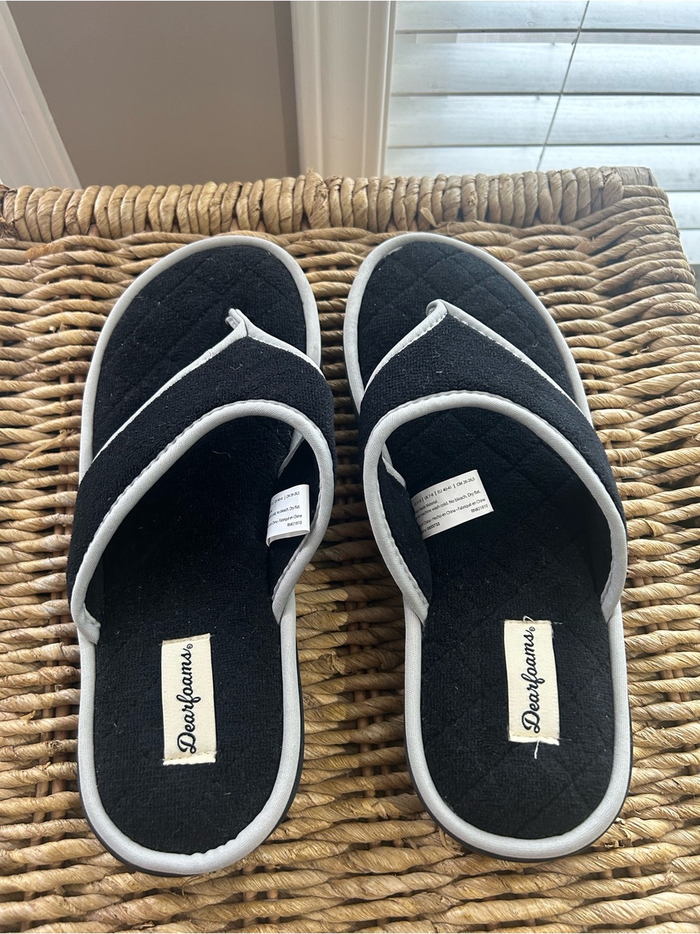 dearfoams Women’s Black Quilted Thong Slippers with White Trim Size Large (9-10)